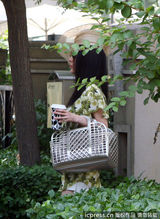 组图：霍思燕现身北京衣着时尚动人