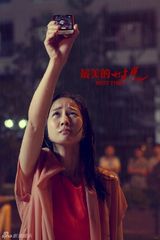 组图：《时光》上演温情时刻 贾乃亮张钧甯雨中定情