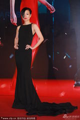 组图：郑秀文美背现金蛇装饰 与古天乐黑白配