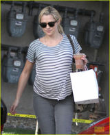 组图：泰莉莎挺大肚逛街 怀孕胃口好猛喝饮料