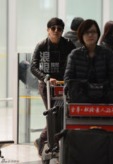 组图：董璇王宝强等众星返京 陈思成夫妇未归