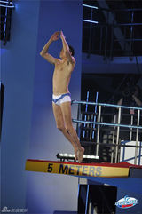 组图：《中国星跳跃》周韦彤青花瓷泳衣展风情