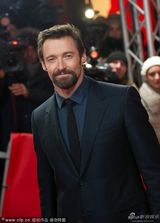 组图：《悲惨世界》首映 海瑟薇秀腿阿曼达露背