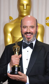 高清组图：奥斯卡后台获奖众星举金人光彩照人