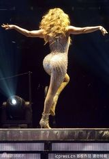 组图：洛佩兹马德里开唱 性感女王曲线撩人