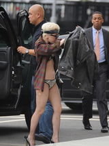 幻灯图：Lady gaga铆钉装看棒球赛 不满球员竖中指