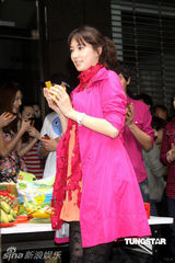 幻灯图：林志玲助阵模特公司开工 泳装环节趣味十足