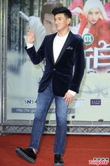 组图：吴奇隆马苏为新戏宣传粉丝热情接机