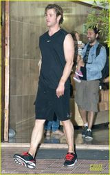 组图：雷神克里斯·海姆斯沃斯不修边幅显邋遢