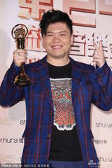 组图：林忆莲获最佳国语女歌手 常石磊代领