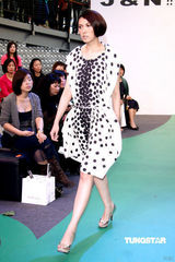 组图：蔡淑臻化身花神 身材曼妙分享走秀感受