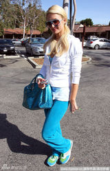 幻灯图集：帕丽斯化身蓝精灵 示范靓丽蓝色行头