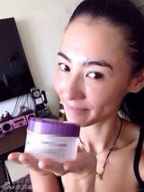 组图：张柏芝晒素颜美照似少女 露肩隐现内衣带