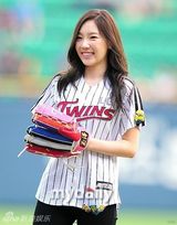 组图：少女时代泰妍徐贤亮相棒球场 开球秀身姿