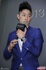 组图：吴建豪帅气站台 喜欢收藏手表