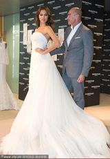高清组图：C罗女友伊莲娜-莎伊克穿婚纱秀美背