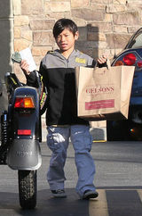 组图：皮特骑帅气摩托带养子帕克斯杂货店购物