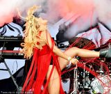 组图：丽塔-欧拉献唱音乐节布条裙性感逼人