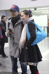 组图：郭晓冬携妻程莉莎赴德争奖 机场甜蜜自拍