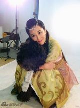 组图：严宽曝拍摄花絮调侃自己的土豆头