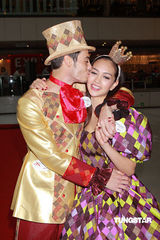 幻灯图集：Jessica C与男友冰上共舞 共享甜蜜圣诞 