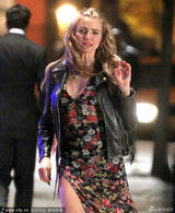 组图：迪亚兹风骚花裙扭动秀腿 装摔倒猛贴型男