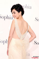 组图：ELLA露背秀乳沟 明年启动造人计划