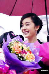 组图：杨幂冒雨参加南宁桃花节避谈感情话题