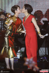 组图：杨丞琳自称集邮女星 与蔡健雅亲吻掀高潮