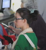 组图：林志玲素颜油皮似大婶 黑框镜发卡扮嫩