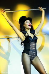 组图：爱戴专辑soul秀派对 高叉旗袍紧身衣上阵