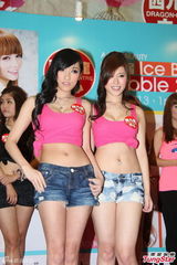 组图：AD2继续重口味 互按胸部以示真假