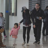 组图：林熙蕾挺大肚牵女儿 老公变跟班搬行李