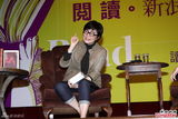 组图：林青霞短发眼镜办朗读会