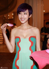 组图：张俪抹胸连体裤亮相时尚活动