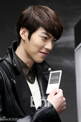 组图：朴海镇金宇彬帅气亮相男性香水新品发布