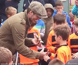 组图：小贝次子球赛夺奖心情愉悦 老爸帅气支持