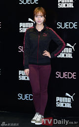 组图：Jewelry出席品牌新品发布会 热辣秀美腿