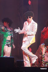 组图：侧田红馆火爆开唱 杨千嬅古巨基齐捧场 