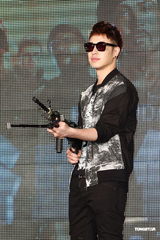 组图：潘玮柏酷装扛枪亮相 对“史泰龙”袭胸