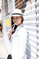 组图：龙女郎姚星彤纽约街拍时尚唯美显清纯