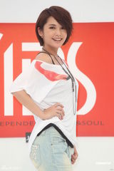 组图：杨丞琳代言展现小女人魅力 自曝是“翘臀琳”