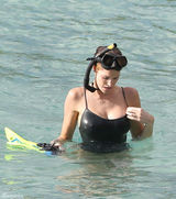 组图：44岁超模史蒂芬妮海滩练俯卧撑 双峰坚挺傲人