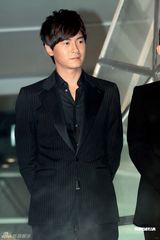 幻灯图：熊黛林红色吊带性感亮相 郑元畅王子气质 