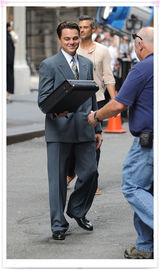 组图：莱昂纳多现身《华尔街之狼》片场