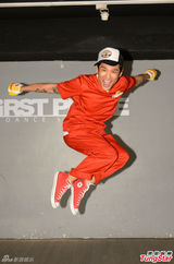 组图：杜德伟发行新专辑 邀《超接》选手拍MV