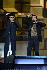 组图：方大同萧敬腾颁奖 互侃入围多次没拿奖