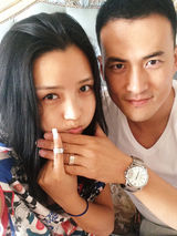 组图：何洁婚后素颜扮鬼脸 与老公暧昧玩婚戒