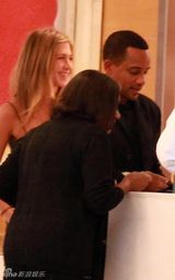 幻灯图集：詹妮弗-安妮斯顿和神秘男共进晚餐