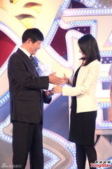 组图：郭晶晶独自出席活动 宽松黑裙孕味甚浓